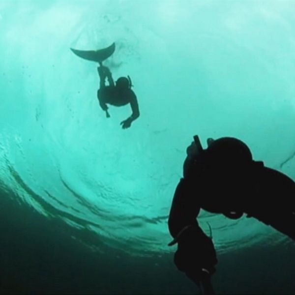 två dykare i vatten, bild från selfie-stick