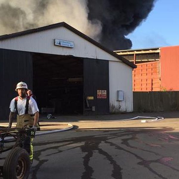 Branden på återvinningsanläggningen i Vaggeryd är under kontroll men långt ifrån släckt.