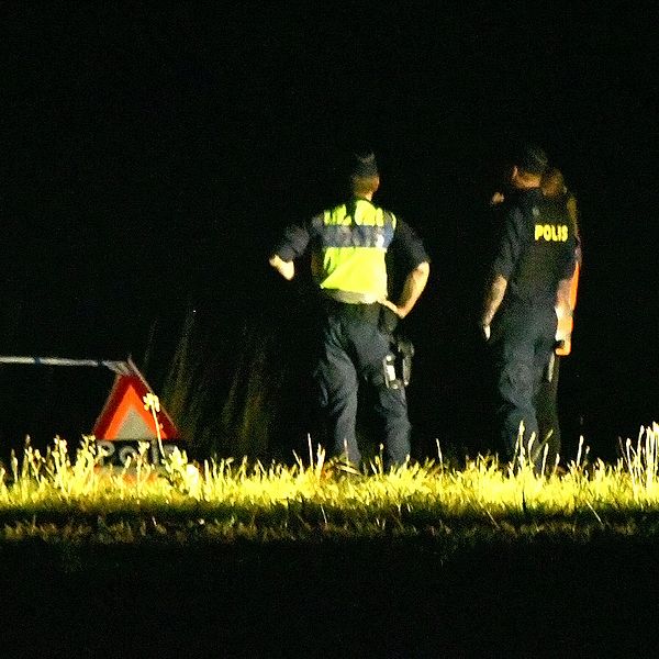 Polisen på plats vid den vägkant utanför Helsingborg där privatpersoner hittat en död kropp under tisdagskvällen.