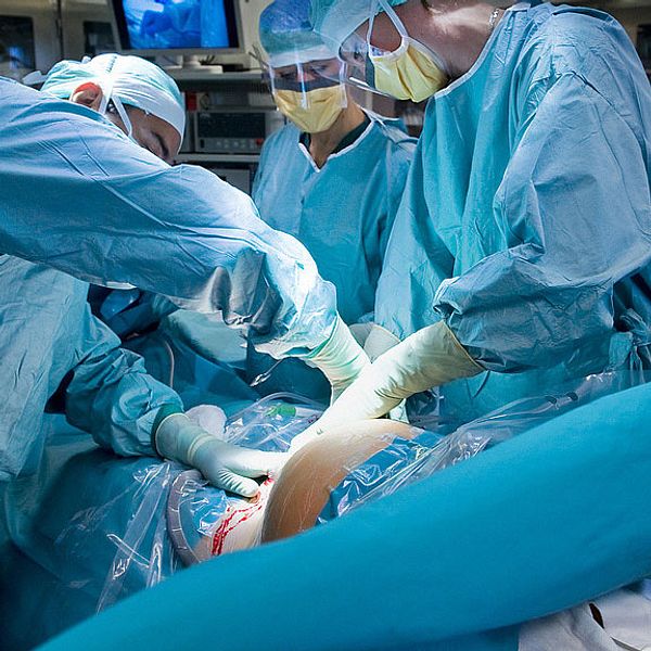 Läkare opererar på en patient.