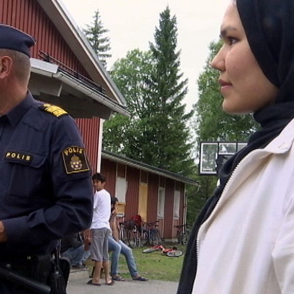 En bild på polisen Stephen Jerand och en asylsökande kvinna.