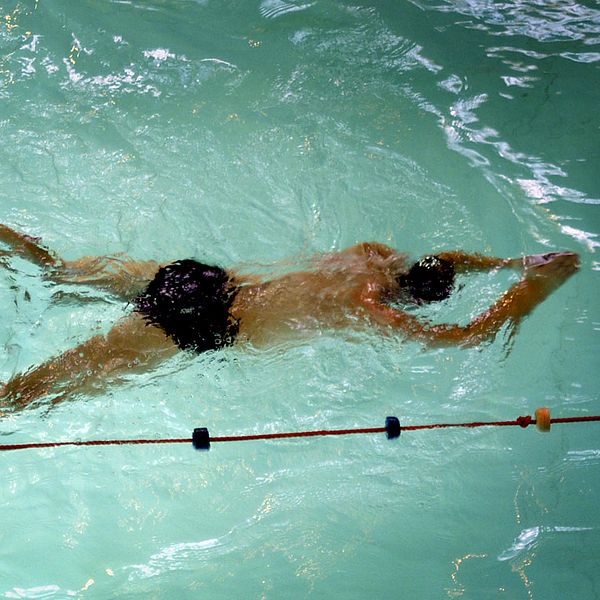 TT ID: sdlsp4141b0 En man simmar i bassängen. Motion, motionerar, träning.