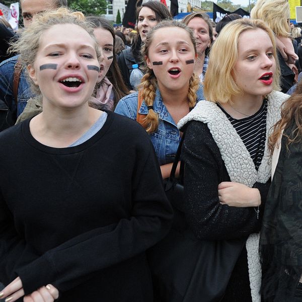 Motståndare till den hårda abortlagstiftningen demonstrerade utanför parlamentet när ytterligare inskränkningar i kvinnor rätt till sina kroppar debatterades.