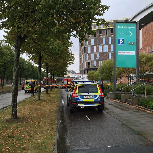 En cyklist ska ha blivit påkörd av en lastbil på Hisingen.