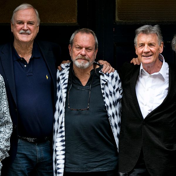 Terry Jones, längst till höger på bilden, är mest känd som en av medlemmarna i Monty Python tillsammans med Eric Idle, John Cleese, Terry Gilliam, Michael Palin och Graham Chapman – som gick bort 1989 och därför inte är med på bilden.