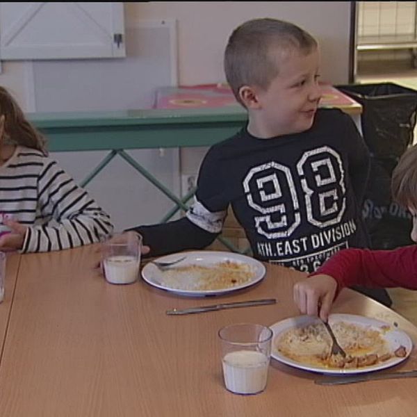 Tre barn äter skollunch