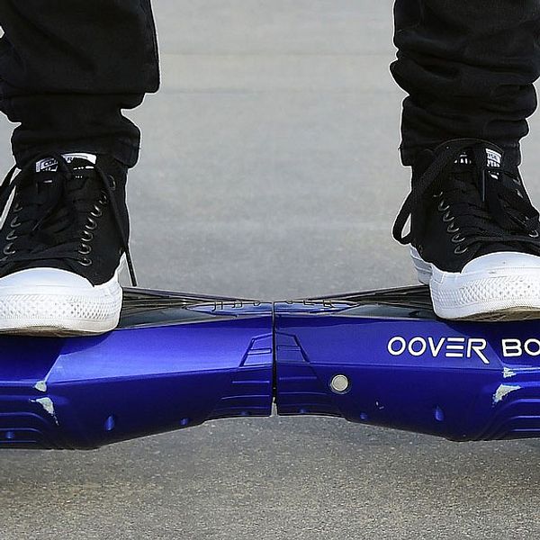 Människa står på hoverboard