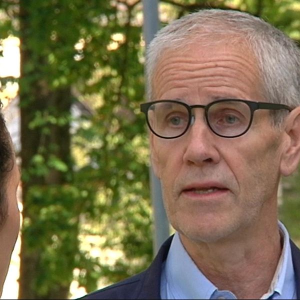 Landstingsrådet Börje Wennberg i samtal med SVT:s reporter Astrid Iselidh