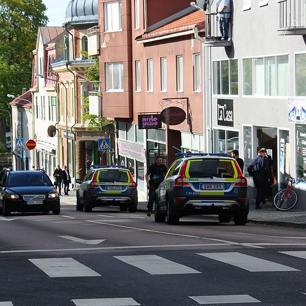 Polisbilar utanför butik i Ronneby