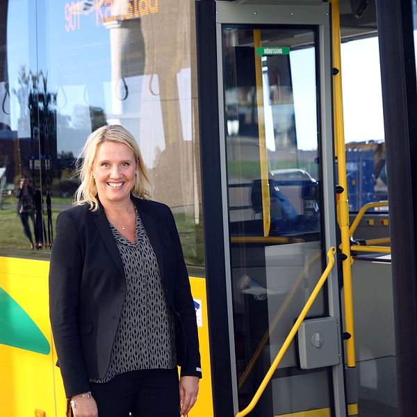 Jessika Lundgren framför en buss