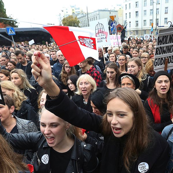 Tusentals människor protesterar mot abortförbud i Polen.