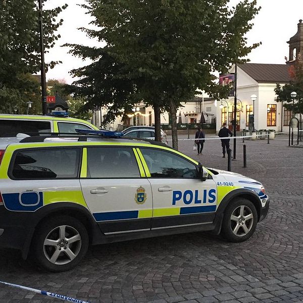 Tågstationen i Katrineholm avspärrad polisbilar