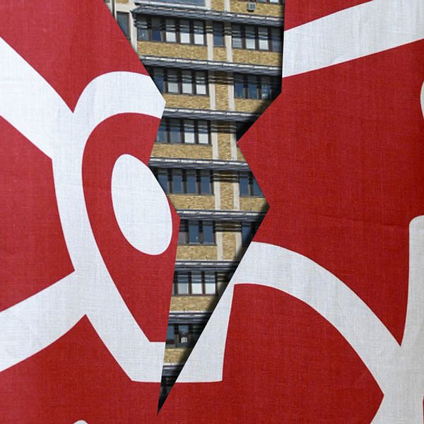 Socialdemokraternas logotype med en spricka i vilken man ser Sollefteå sjukhus.