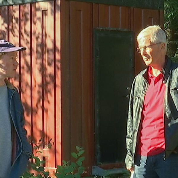 Henning Fürst och Göran Samuelsson som bor i närheten av Sandreda står utanför en telestation.