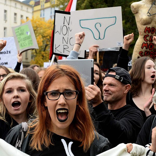 Polska kvinnor demonstrerar i Warszawa mot ett lagförslag att totalförbjuda aborter.