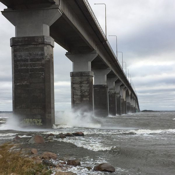 Vågorna går höga i Kalmarsund.