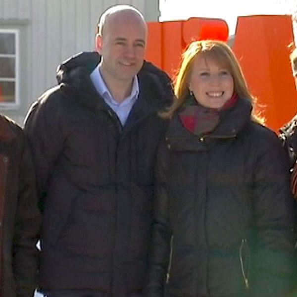 Partiledarkollegorna i alliansen på möte hos Annie Lööfs barndomshem i Maramö i Småland.