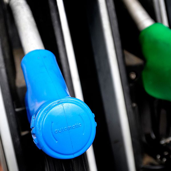 Allt färre bilister väljer idag den blåa pumpen när de ska tanka sina bilar.