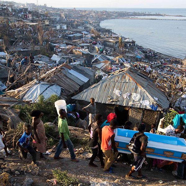 Människor bär en kista i Jeremie, Haiti.