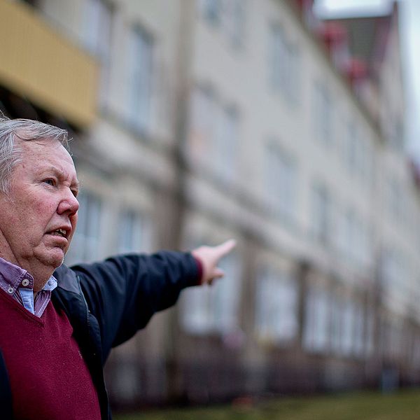 Bert Karlsson utanför ett av hans asylboenden.