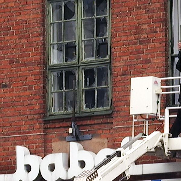 Fönsterrutorna byts ut efter explosionen.