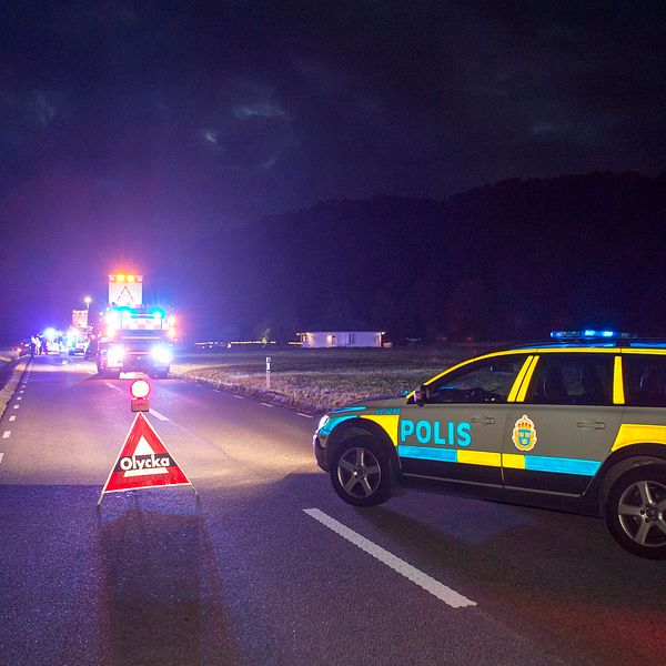 Vid halvsju-tiden skadades två personer efter en älgolycka på Marstrandsvägen utanför Kungälv.