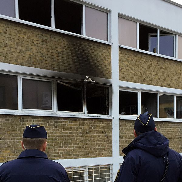 Polisen har spärrat av platsen och rubricerar det som mordbrand.