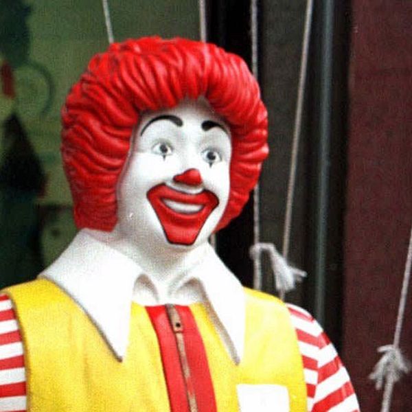 Ronald McDonald-staty utanför en restaurang.