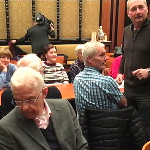 Flera personer sitter samlade i samrådsmöte