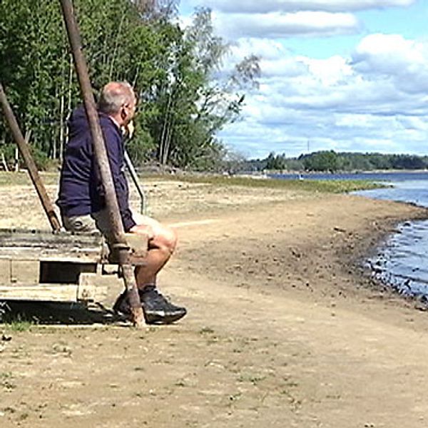 Tino Åberg tittar ut över den krympande sjön Yxern.