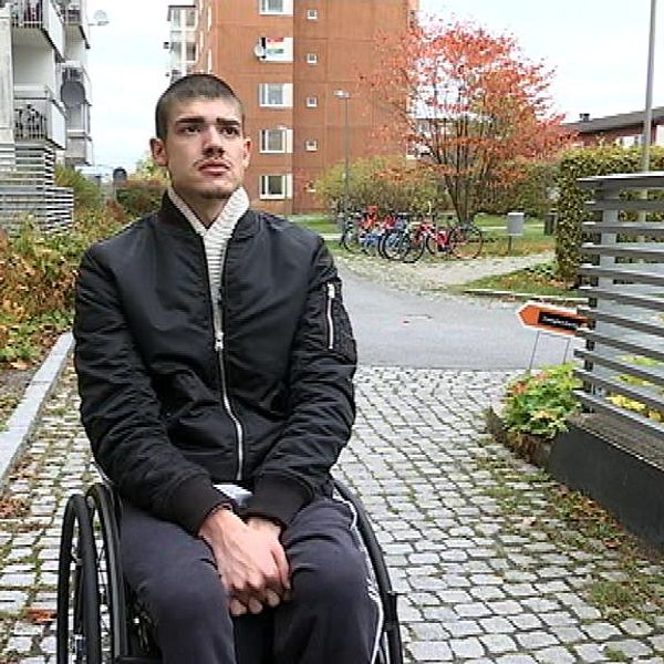 Alejandro i rullstol utanför hemmet i Akalla.
