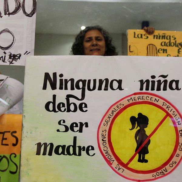 Aborträttsaktivister deltar i en manifestation i det salvadoranska parlamentet till stöd för den motion om att införa undantag i landets abortlagar som presenterade i veckan. ”Ingen flicka ska behöva bli mor”, står det på plakatet i mitten. Arkivbild.