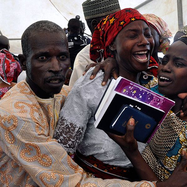 En av de kidnappade flickorna firar med sin familj under en gudstjänst i Nigerias huvudstad Abuja på söndagen.
