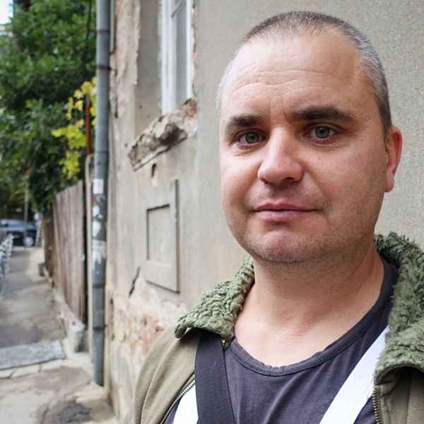 ”Om man gör ett bra jobb så är det rimligt att man efter ett tag får samma lön” säger bulgariske takläggaren Anatolin Michiv.