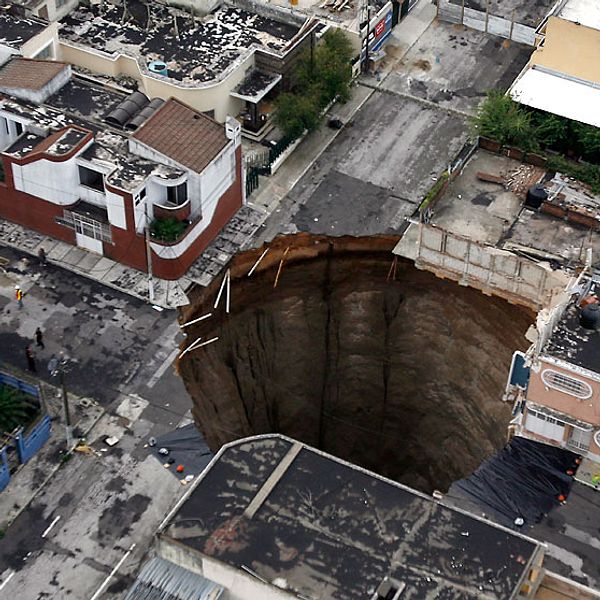 I juni 2010 öppnade sig en stor krater i centrala Guatemala City. En trevåningsbyggnad försvann ner i det djupa slukhålet.