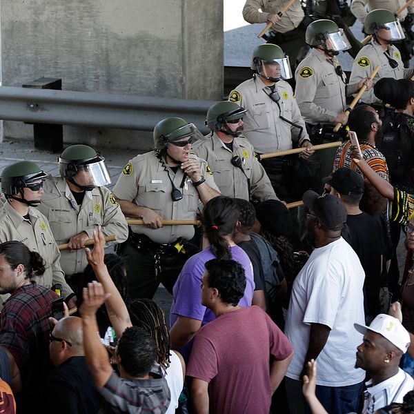 Polisen drabbar samman med demonstranter i El Cajon, Kalifornien, efter att en svart man skjutits till döds av en polis.