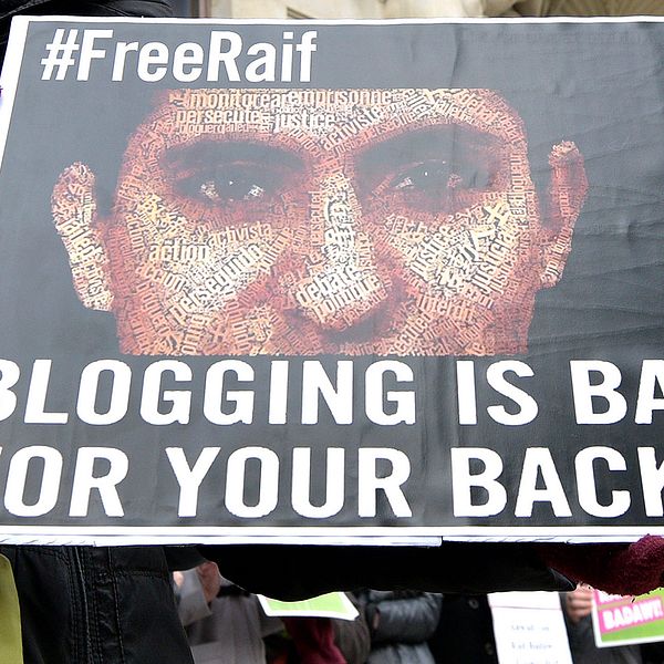 Den saudiske bloggaren Raif Badawi står inför en ny omgång piskrapp, enligt nya uppgifter. Bilden är från en demonstration i Österrike 2015, mot hans fängslande. Arkivbild.