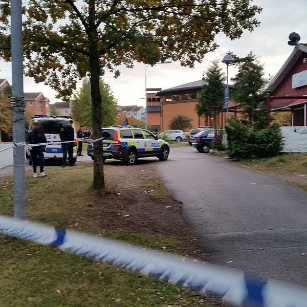 En man hittades skjuten på en cykelväg vid Sankta Maria Kyrka i Stenhagen.