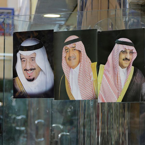 Saudiarabien styrs av kungahuset, som leds av kung Salman, till vänster. Amnesty anser att Löfven måste framföra kritik mot de bristande mänskliga rättigheterna i landet.