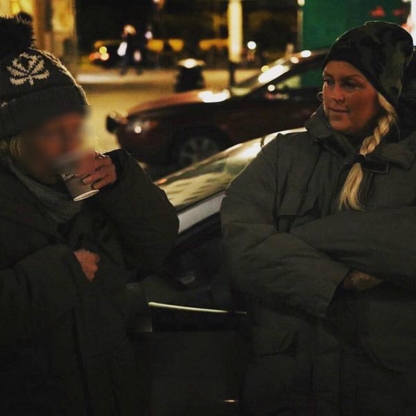 Ordningsvakten Jeanette hjälper hemlösa pensionärer med varma kläder och mat.