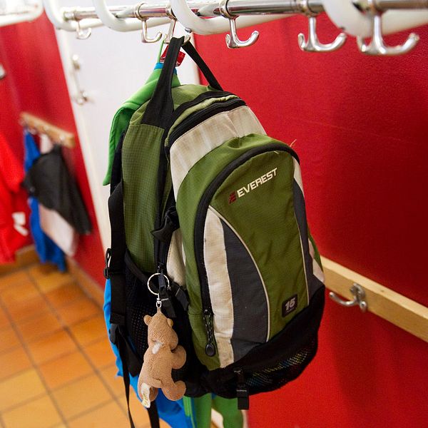 Genrebild av en ryggsäck i en skolkorridor