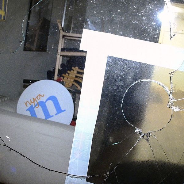 Moderaterna i Helsingborg har fått fönstren till sitt kontor krossade.