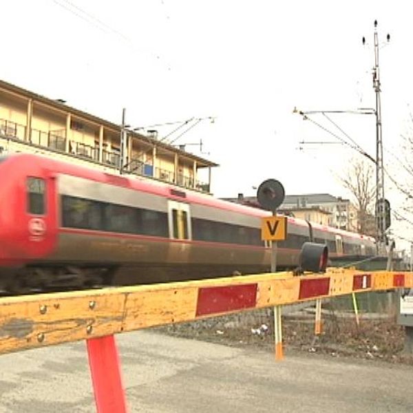 Järnvägen vid S:t Persgatan trafikeras via en bro och trafikanterna ska passera under men byggstarten är framflyttad.