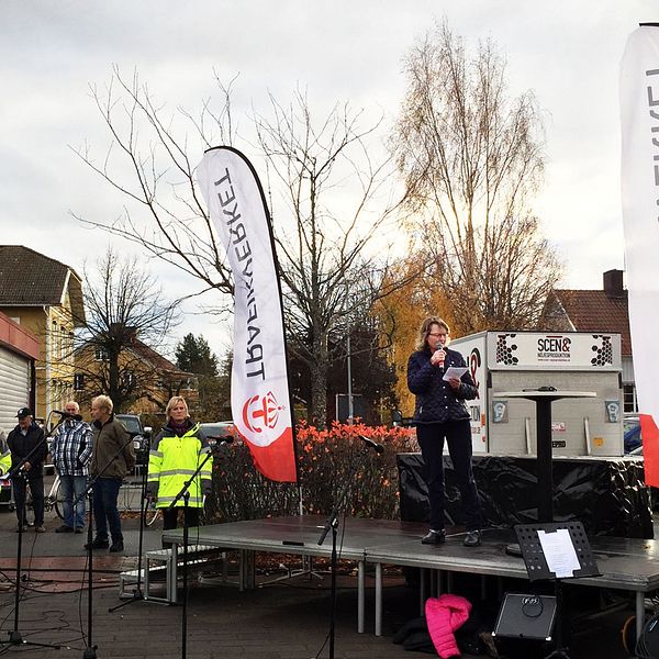 Kommunalrådet Marie Wilén (C) talar från en scen på torget i Heby. I bakgrunden står åhörare.