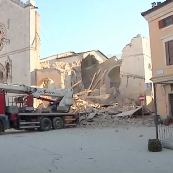 Stadshuset, Benedictuskyrkan och Mariakatedraleni Norcia förstördes till stora delar i skalvet.