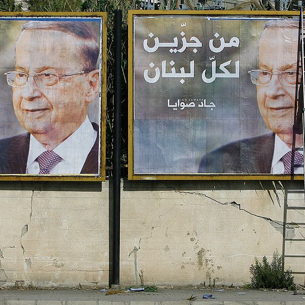 Bilder på Michel Aoun sätts upp i hamnstaden Saida.