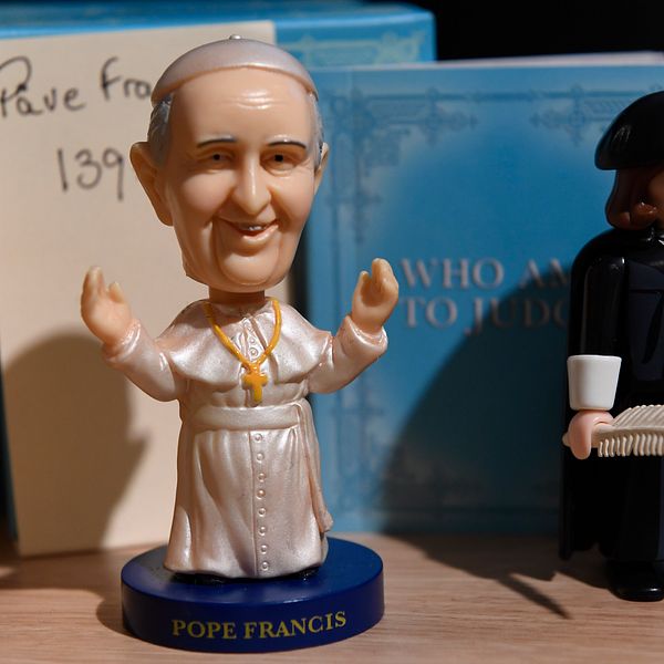 En docka som föreställer Påven Franciskus