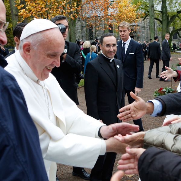 Påve Franciskus hälsar på åskådare i Lund