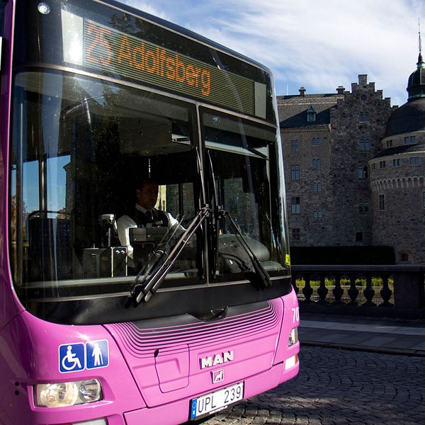 En stadsbuss i Örebro framför slottet.
