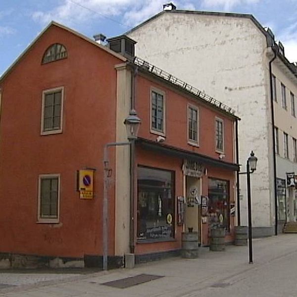 Bild på ett litet rostfärgat hus på gågatan i Östersund, det är det så kallade Jane Doe-huset